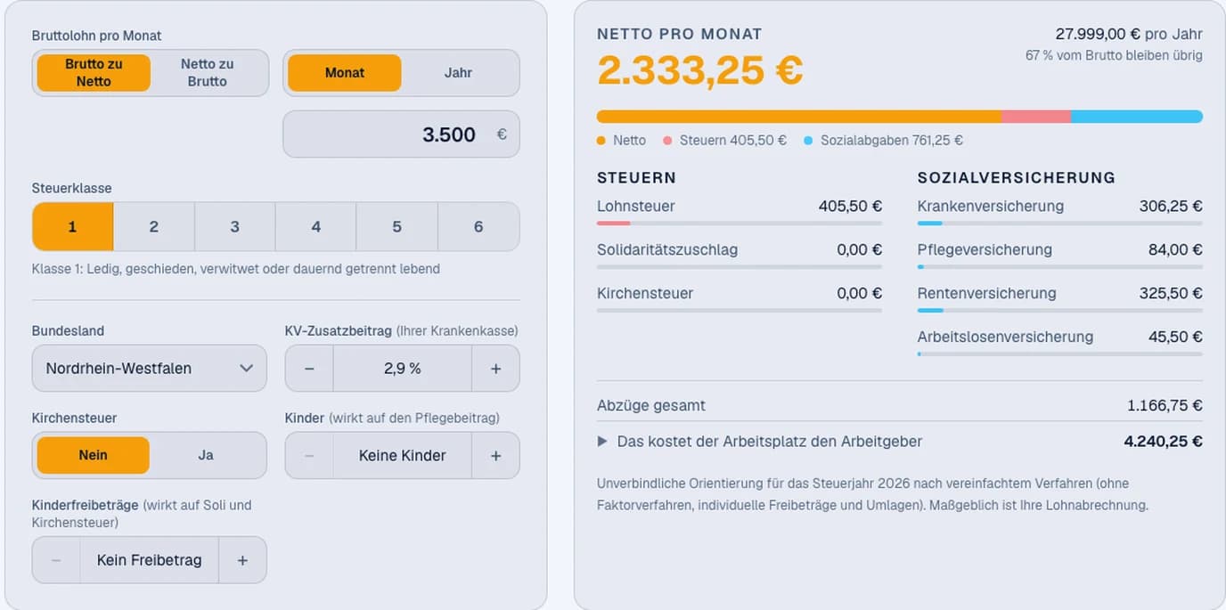 Junge Frau vergleicht ihre Gehaltsabrechnung mit einer Netto-Berechnung am Laptop